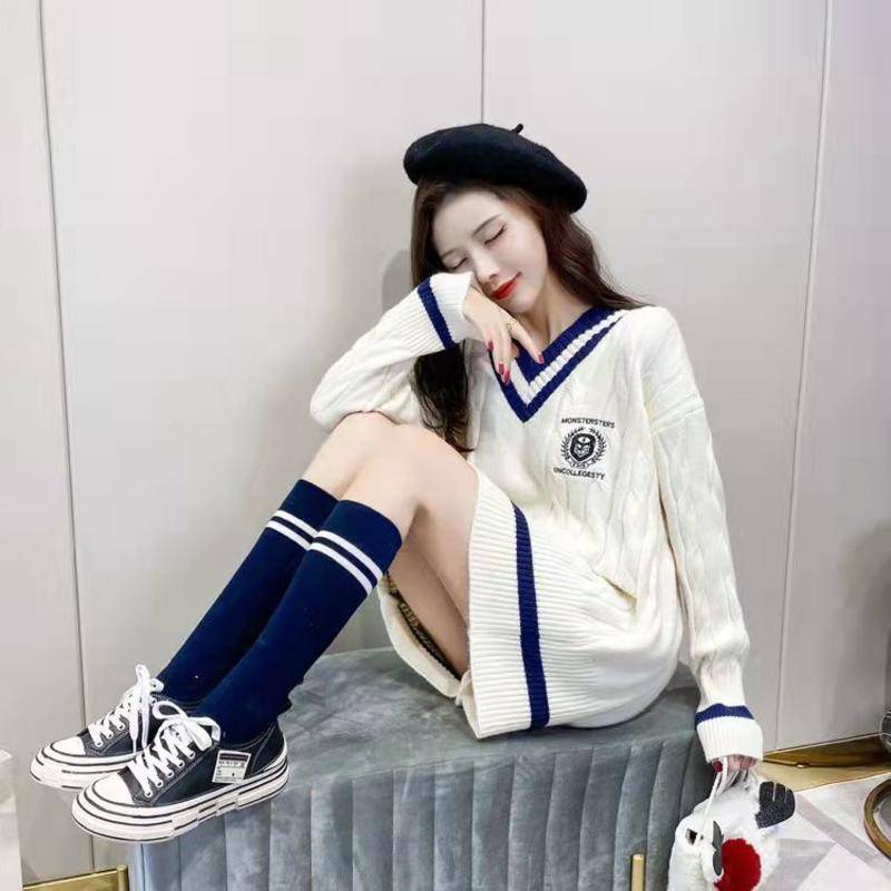 Áo len cổ chữ V dáng rộng thêu họa tiết phong cách phương Tây thời trang thu đông cho nữ | BigBuy360 - bigbuy360.vn