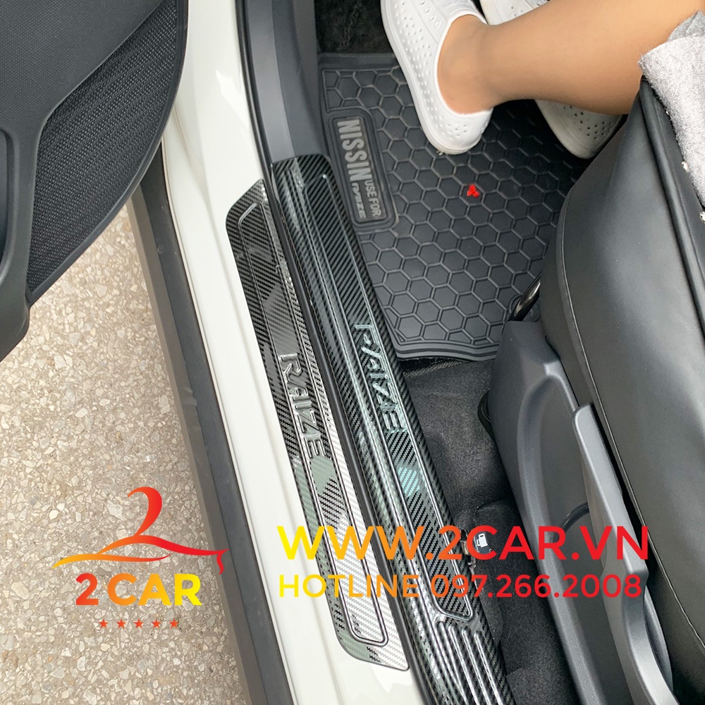 Ốp Bậc Cửa , Nẹp Bước Chân Trong , Ngoài Cho Xe Toyota Raize 2021 - 2022 Vân Carbon Cao Cấp, Loại không chữ nổi