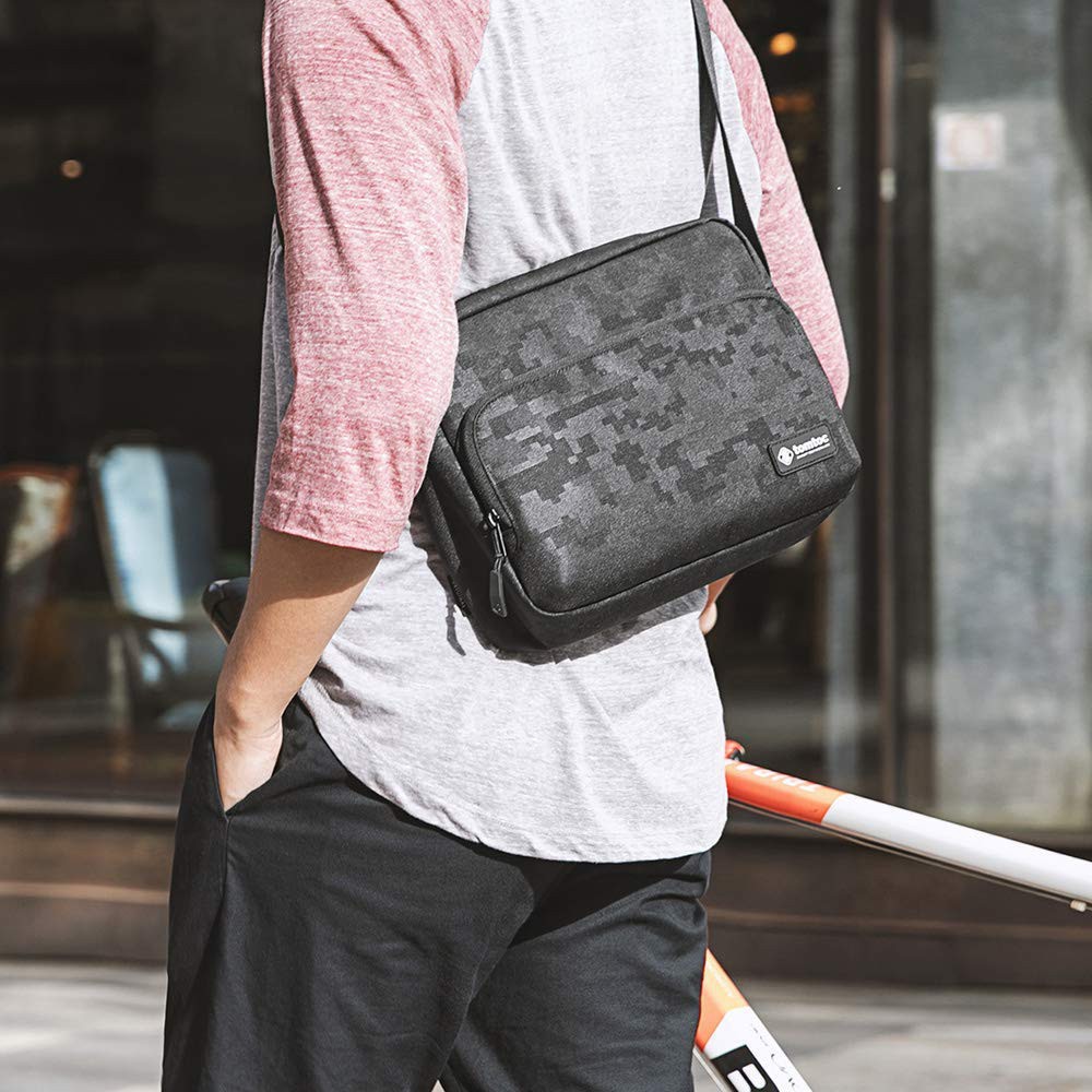 TÚI ĐEO CHÉO TOMTOC LIGHTWIGHT CROSS BODY IPAD/TABLET 7-11INCH chính hãng H02-A02D