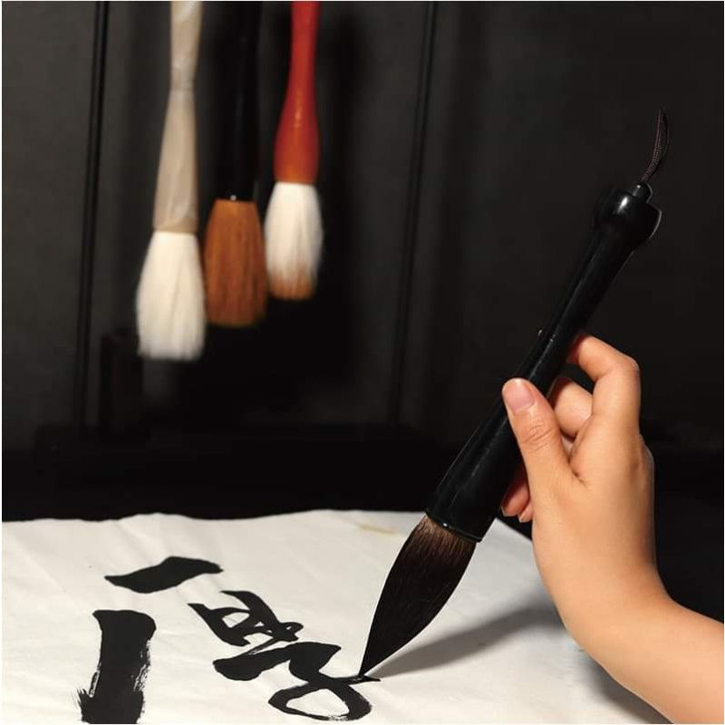 Bút đại tự Xuất phong 8cm,..Khẩu kính 2,5Tổng chiều dài bút 24cmBút đẹp, lông đàn hồi tốt. Giá 130k/ 1 bút