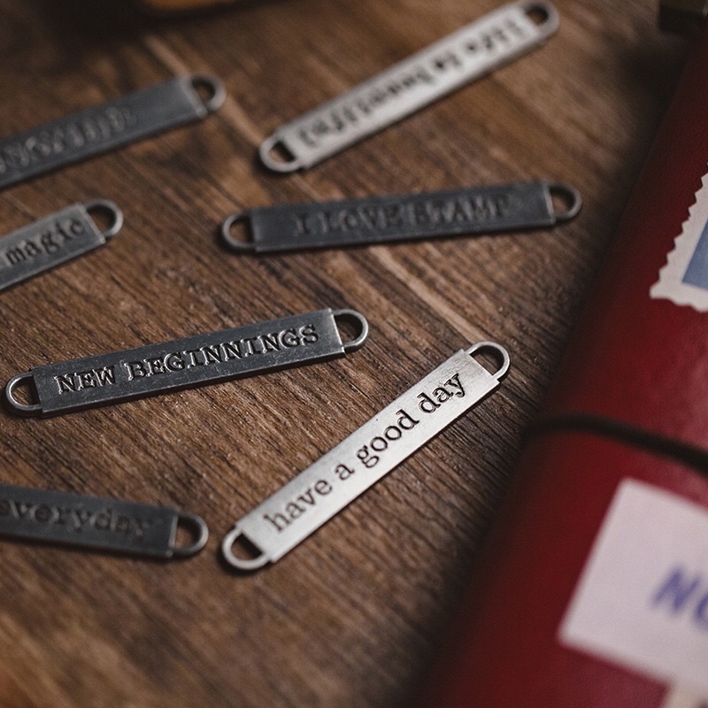 móc treo sắt dòng chữ tiếng anh