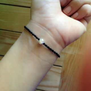 Vòng tay chỉ đỏ/đen mic bi bạc