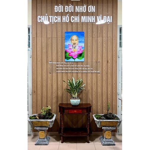 tranh bác hồ hoa sen thành phẩm 50x75cm chất liệu tráng gương chỉ việc treo