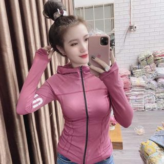 Áo khoác thể thao nữ ôm body chữ viền tay mẫu mới. Có 2 túi ngoài dây kéo. Size S M L [VT]