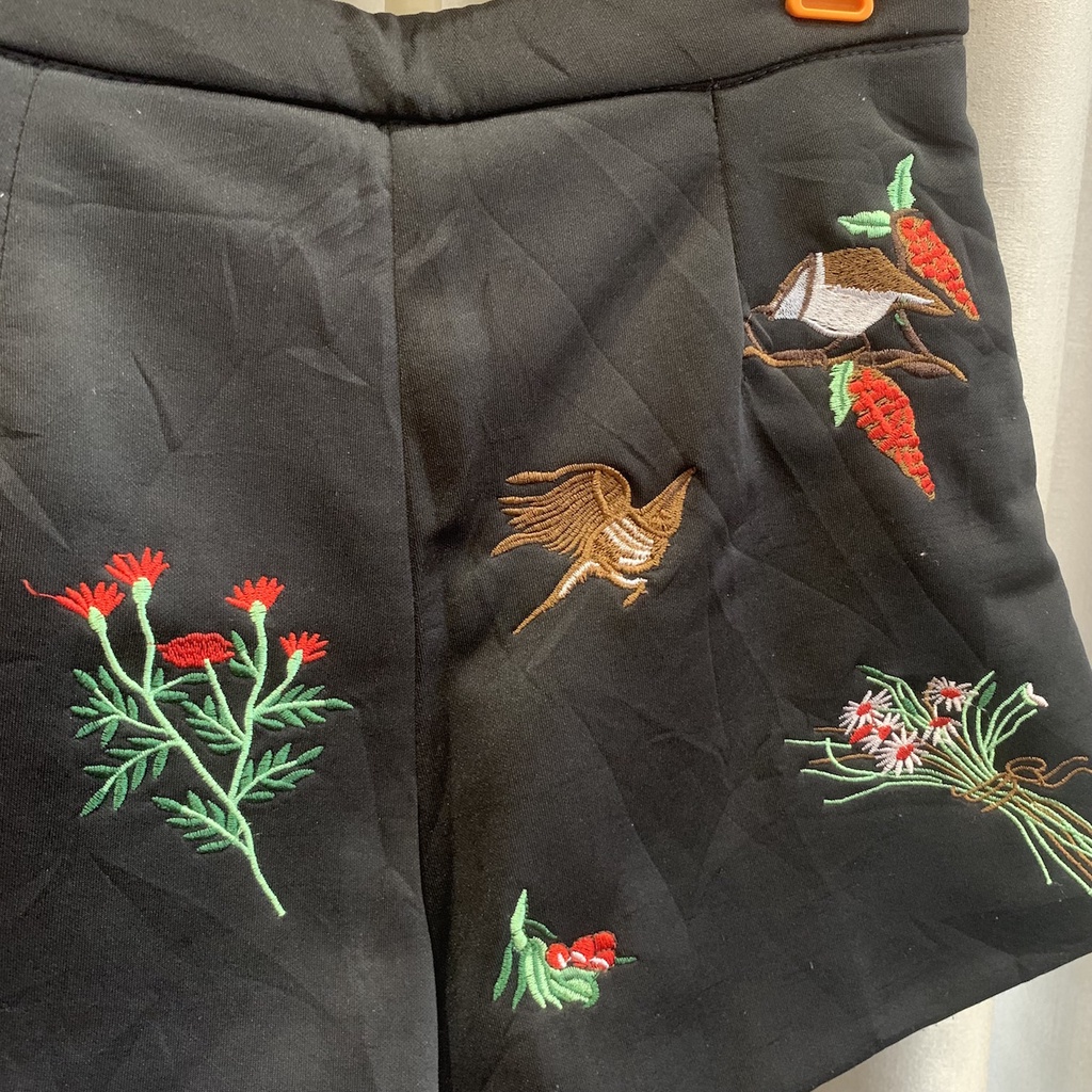 Quần sooc đen thêu 2hand