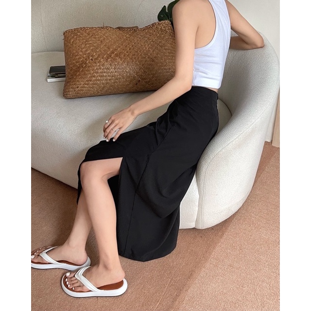 Chân váy đen xẻ tà
