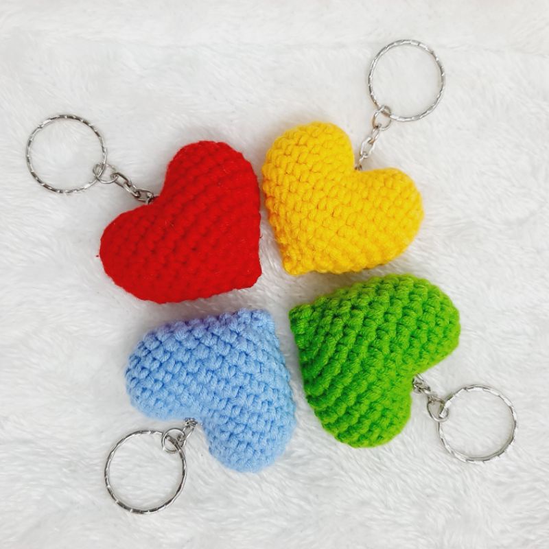 Móc khóa trái tim móc len có thêu chữ theo yêu cầu - Amigurumi heart ❤🧡💛💚💙💜