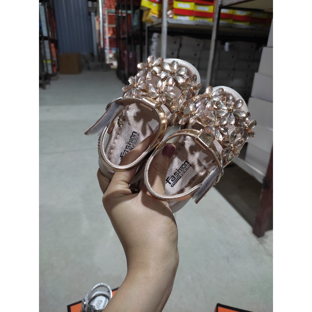 Sandal bé gái - dép quai hậu cho bé gái hai quai ngang gắn hoa đá dễ thương hợp thời trang Babybees 2021 189 (ảnh thật)