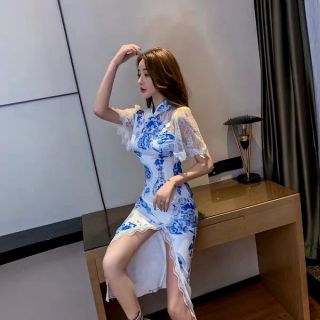 Đầm cổ tàu phối ren xẻ vạt