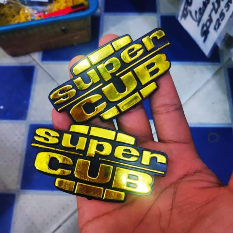BỘ TEM TRANG TRÍ XE SUPER CUB CHỮ NỔI MỘT THỜI LỪNG LẪY (SIÊU XE CUB)(LOGO BẦU DỤC VÀNG)