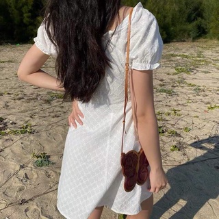 Đầm xô trắng thêu hoa rã ngực