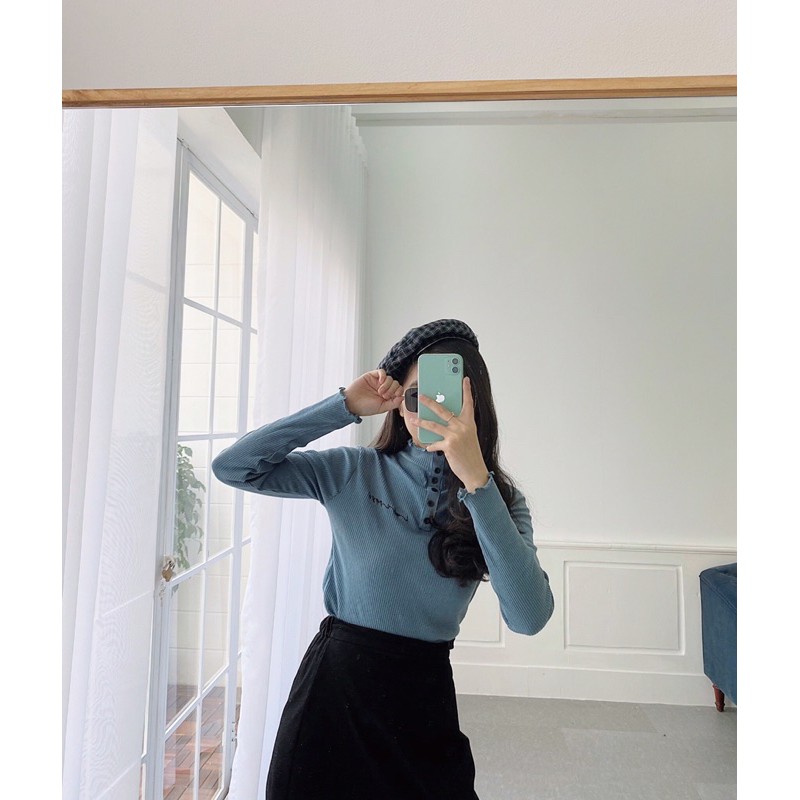 Áo thun gân dài tay, cổ nút, thêu ngực