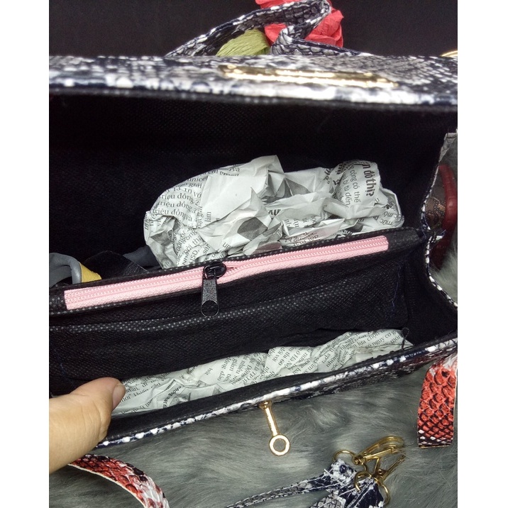 Túi đeo chéo chất da sần có vân da rắn màu xám