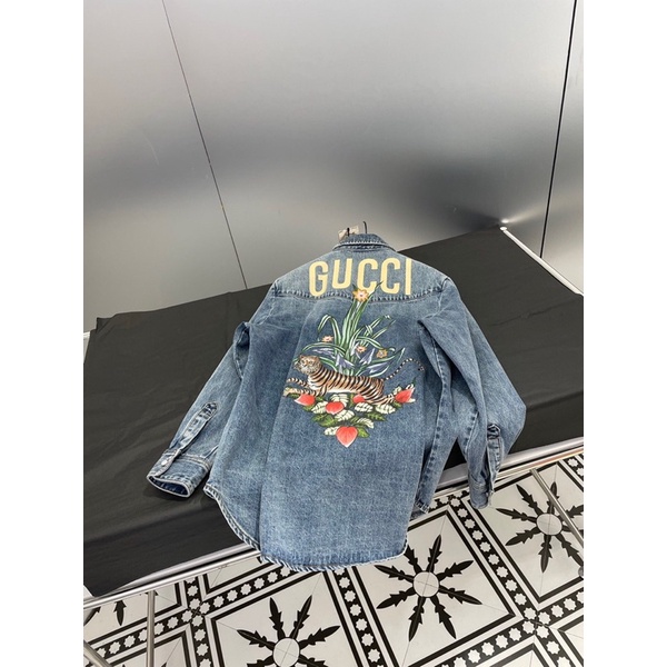 Áo khoác denim cao cấp chữ thương hiệu Gucci GG/GC hoạ tiết con hổ phía sau áo