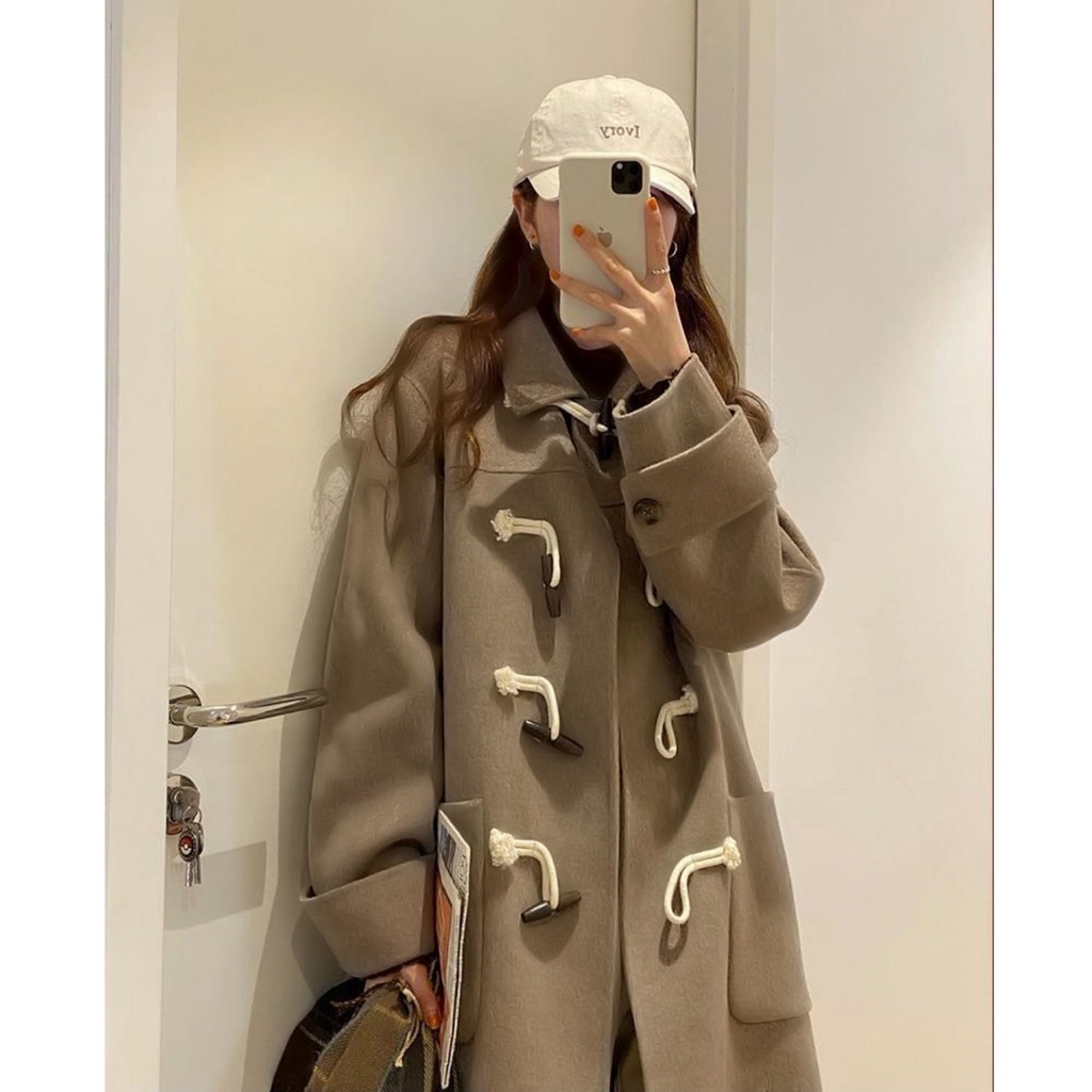 The girl's coat is autumn and winter style, the Korean version is loose and thin, the horn buckle is small, and the coat is medium and long.