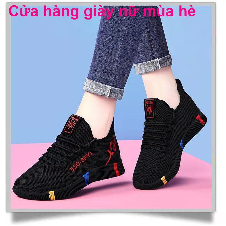 Giày lưới nữ bề mặt thoáng khí 2021 mùa xuân và hè nhẹ đế mềm mẹ thường phụ thể thao cũ vải Bắc Kinhmóc khoá  d | BigBuy360 - bigbuy360.vn