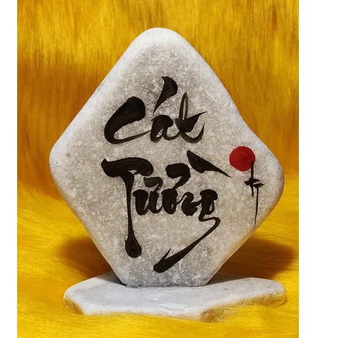 Thư pháp chữ Cát Tường viết trên đá. Kích thước: cao 12cm.