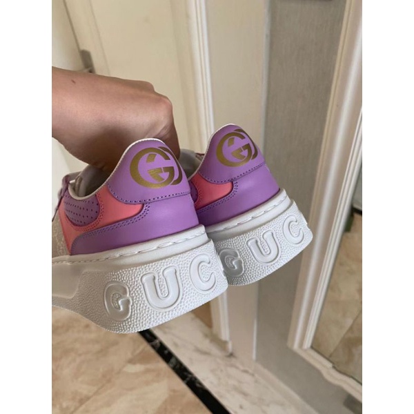 Giày thể thao màu hồng.