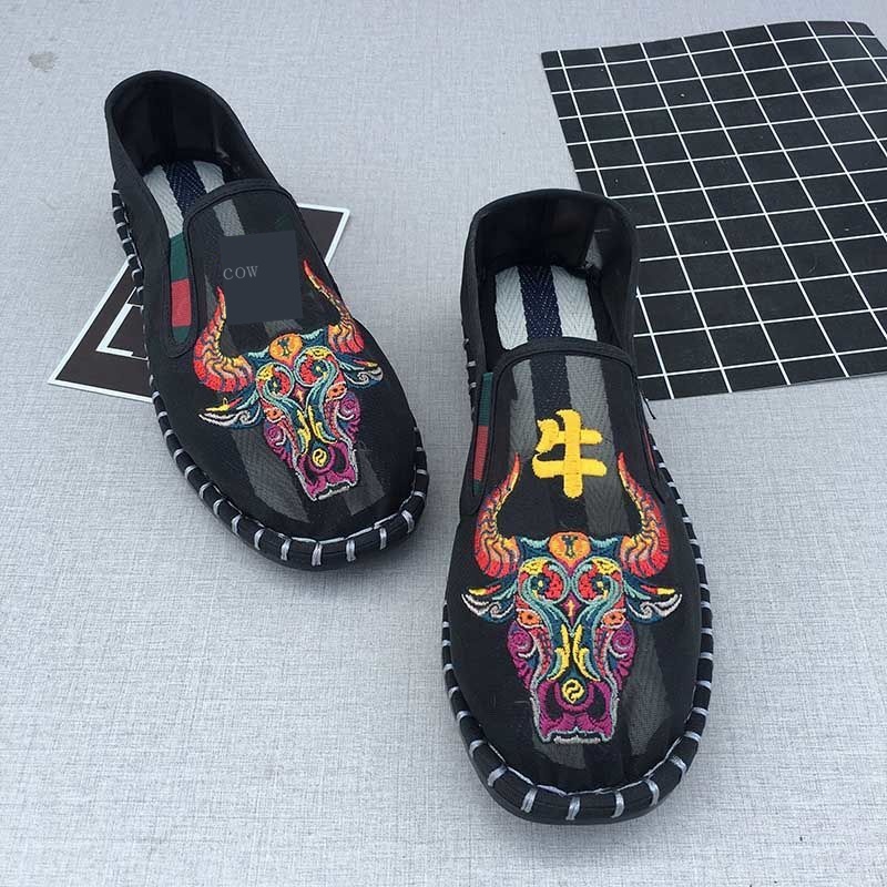 Giày Lười Vải Lưới Đục Lỗ Thoáng Khí Thêu Hình Ma Độc Đáo