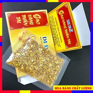 Gạo vàng thần tài rắc lên mặt tro của bát hương