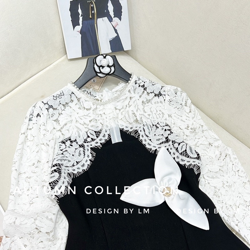 Áo sơ mi khoét cổ vai ren kèm tag hoa