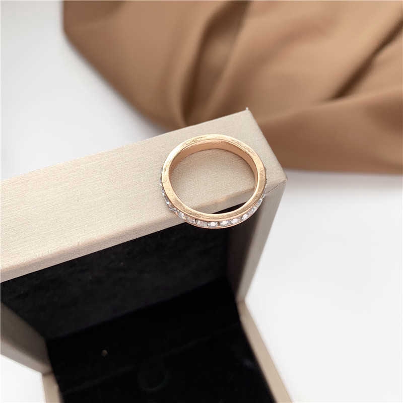 Nhẫn đính đá phong cách thời trang độc đáo