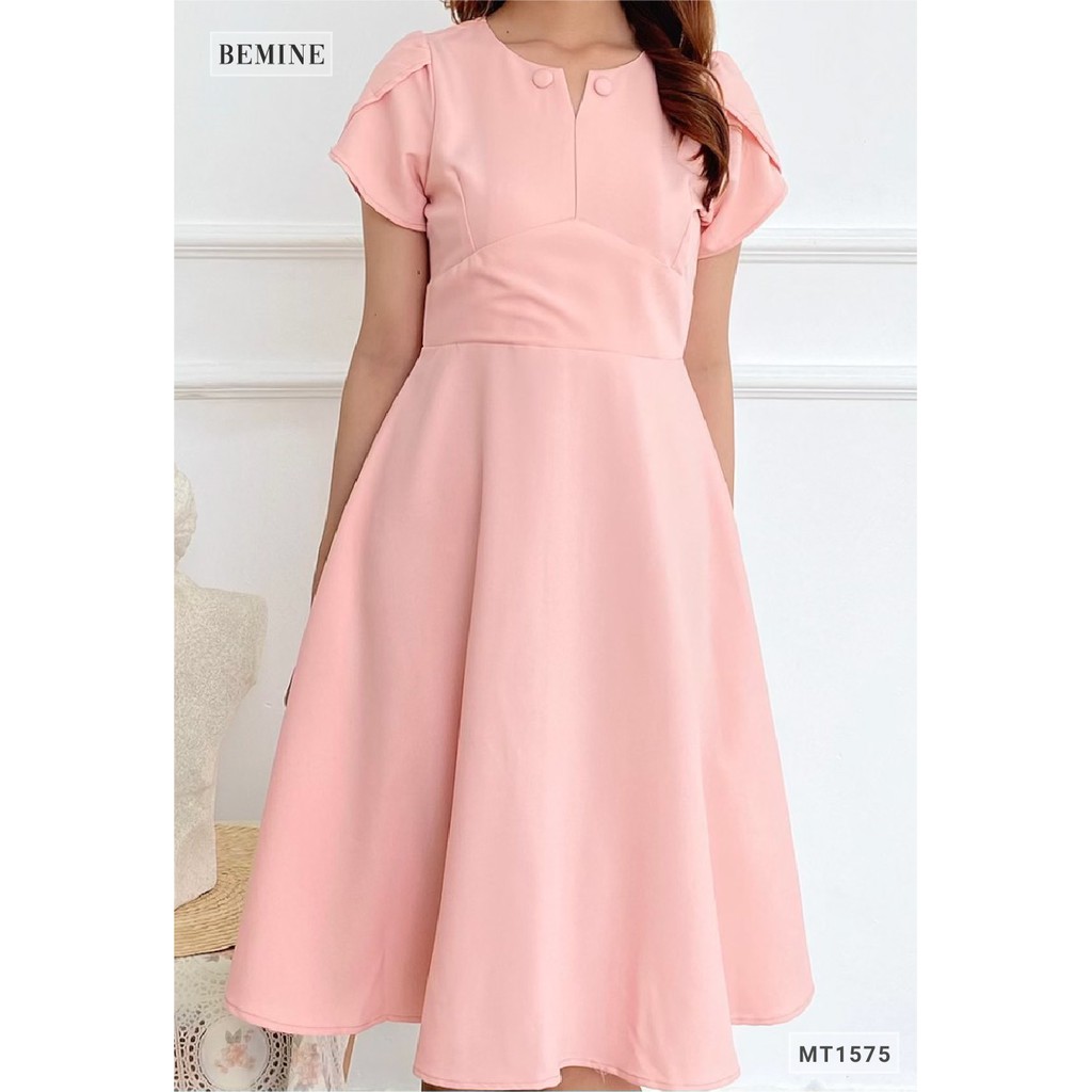 Đầm cổ đính 2 nút bọc tay búp sen BEMINE MT1575HONG | BigBuy360 - bigbuy360.vn