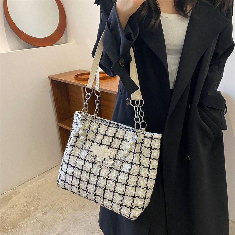 Túi Xách Tote Đeo Vai Cỡ Lớn Màu Tương Phản Đính Ngọc Trai Phối Dây Xích Thiết Kế Đơn Giản