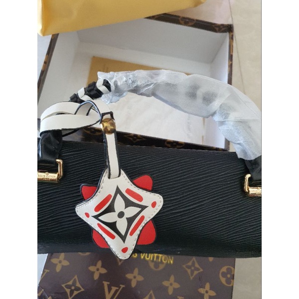 Pass túi đen khóa V