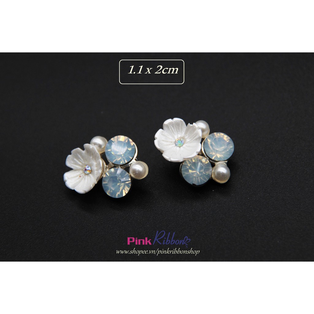 Charm hoa trắng, đá ngọc xanh