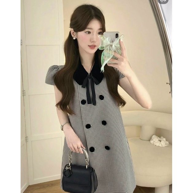 Đầm suông kẻ ô nhí cổ đen nút