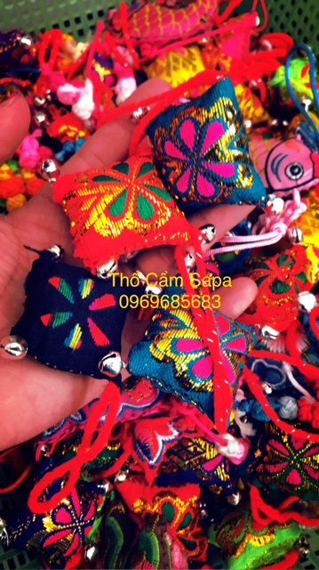 Móc khoá thêu tay chuông Thổ Cẩm Sapa HandMade 100%
