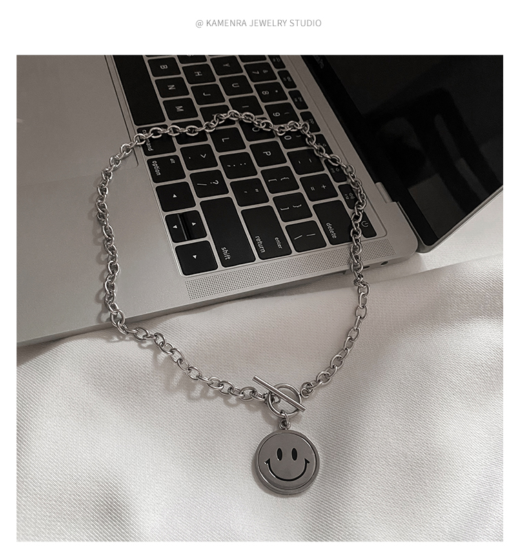 Dây Chuyền Unisex 22721 Mặt Cười Lật Bằng Thép Titan Dễ Phối Đồ