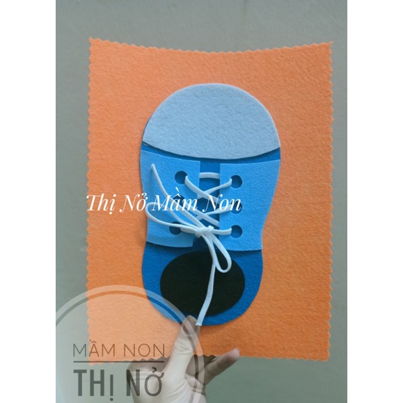 Kỹ năng xỏ dây giày cho bé mầm non