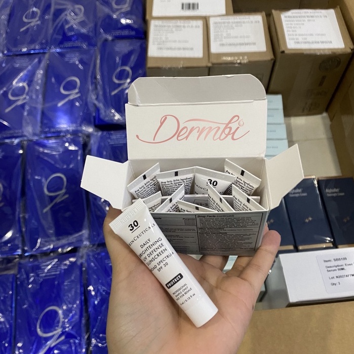 Mẫu thử Kem chống nắng Skinceuticals- Daily Brightening UV Defense Sunscreen SPF 30