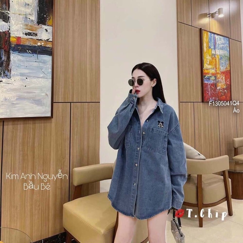 Áo sơ mi jean tay dài có túi thêu, in hình sau lưng