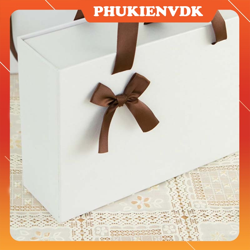 Hộp quà tặng màu trắng gắn nơ nâu kèm túi dạng kéo cao cấp