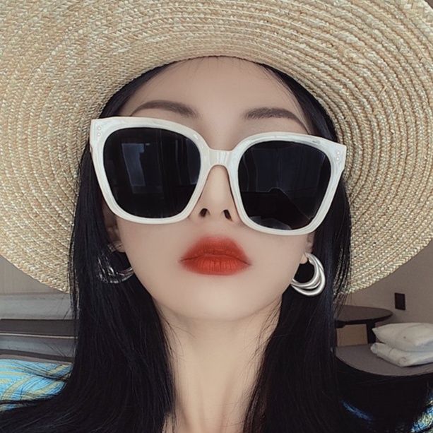 Kính mát gọng bản to phong cách thời trang cho nữ