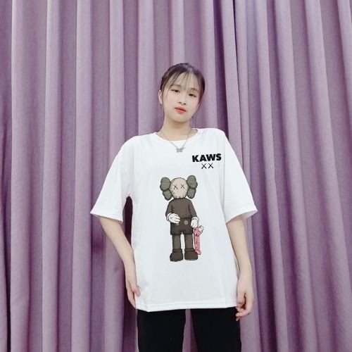 ÁO PHÔNG IN HÌNH KAWS cầm gấu hồng unisex nam nữ form rộng tay lỡ oversize KAKISHOP | BigBuy360 - bigbuy360.vn