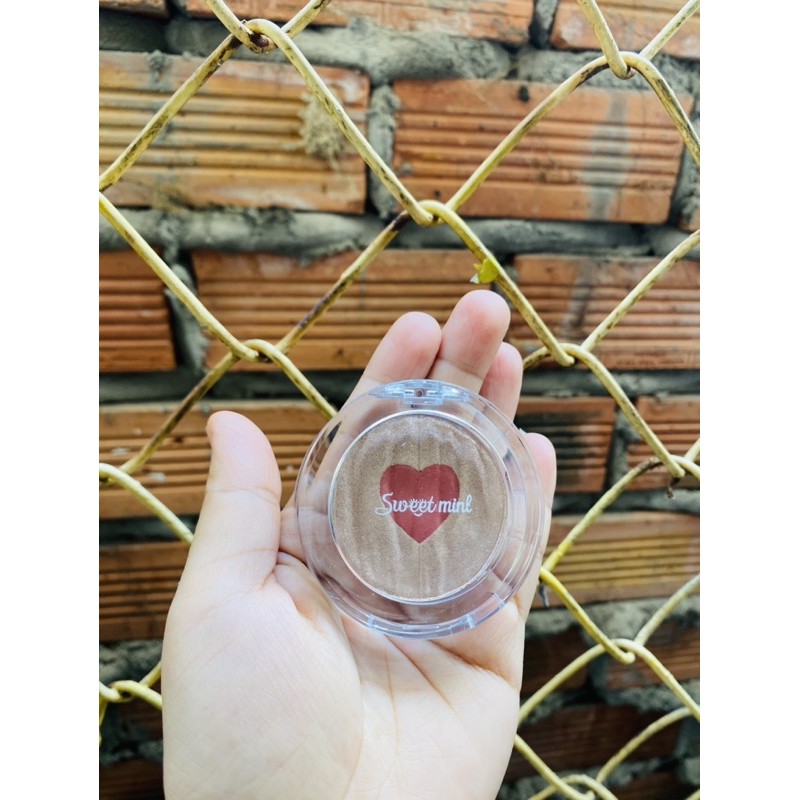 Phấn bắt sáng kiêm phấn má hình trái tim | BigBuy360 - bigbuy360.vn