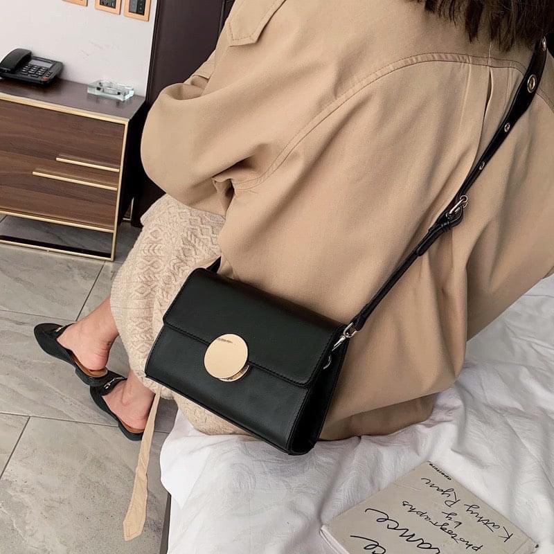 Mẫu túi da thiết kế đơn giản mà sang chảnh với điểm nhấn quai đeo tạo cảm giác mới lạ 🖤 | BigBuy360 - bigbuy360.vn