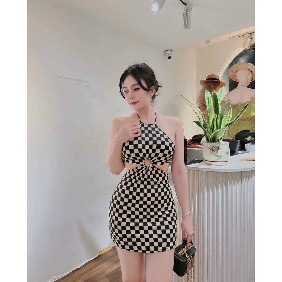 Đầm yếm caro khoen giữa khoét 2 bên ôm body cực xinh , chất thun gân mềm mịn