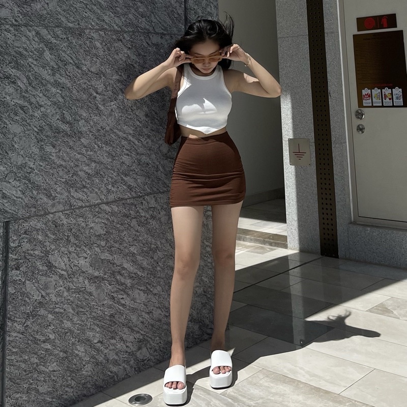 Áo croptop + chân váy NÂU ôm sát body có quần trong mát mịn