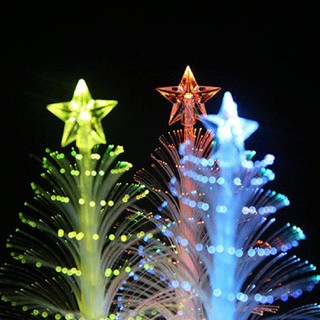 Cây thông Noel đổi màu trang trí lấp lánh