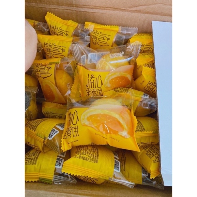 1 cái bánh pía kimsa trứng muối dùng thử