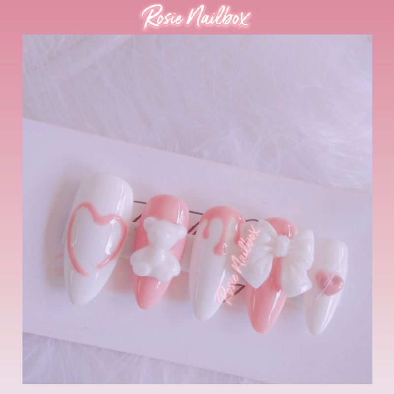 Móng úp màu hồng nude phối nơ và gấu trắng xinh xắn sáng da