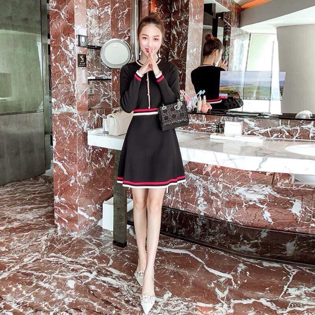 Váy len dáng xoè phối viền nổi bật