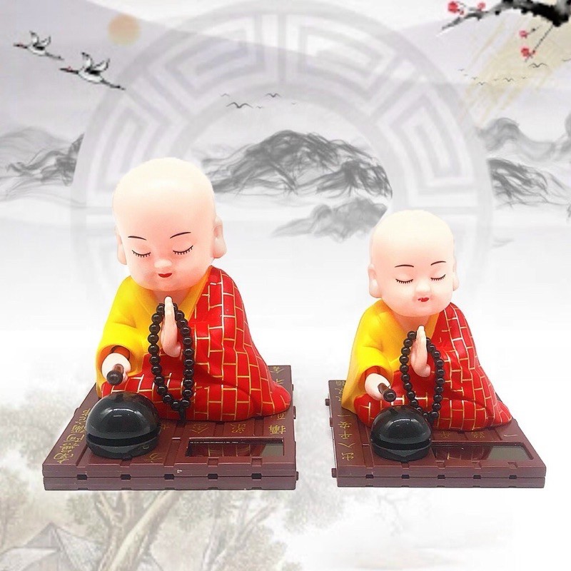 Tượng may mắn Chú Tiểu Gõ Mõ Tụng Kinh trang trí xe hơi, phong thủy, bàn làm việc hoạt động năng lượng mặt trời | BigBuy360 - bigbuy360.vn