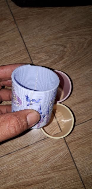 1 chiếc lò xo bằng nhựa rất đẹp