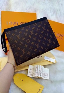 Clutch cầm tay lv